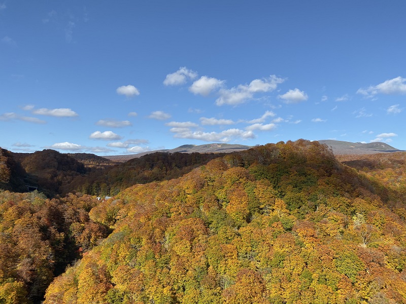 湯浜峠付近からアイフォン11プロで撮影の栗駒山の風景