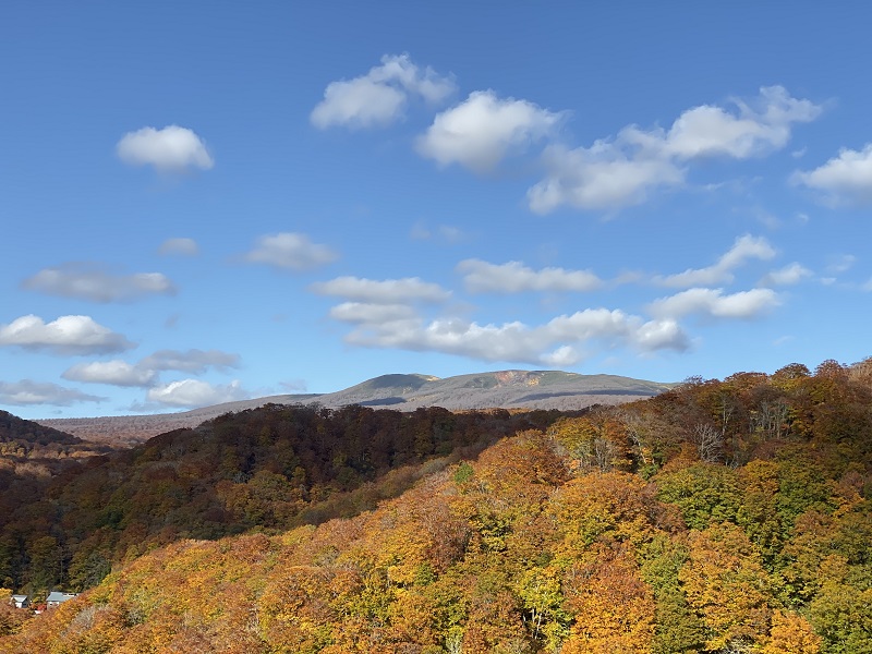 湯浜峠付近からアイフォン11プロで撮影の栗駒山の風景