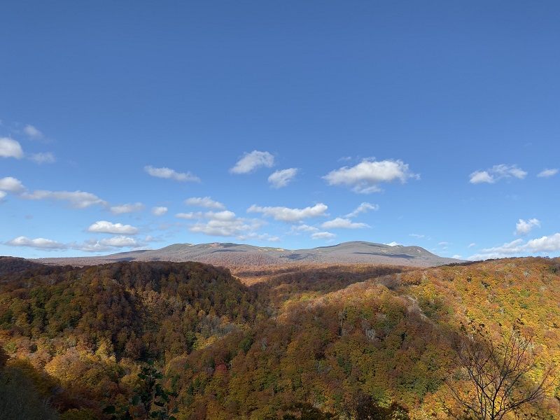 湯浜峠付近からアイフォン11プロで撮影の栗駒山の風景