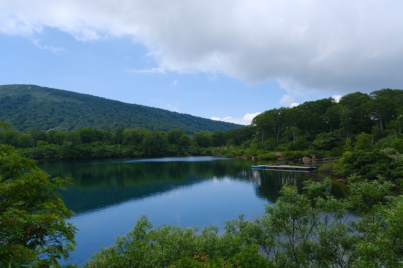 須川湖の夏の風景写真