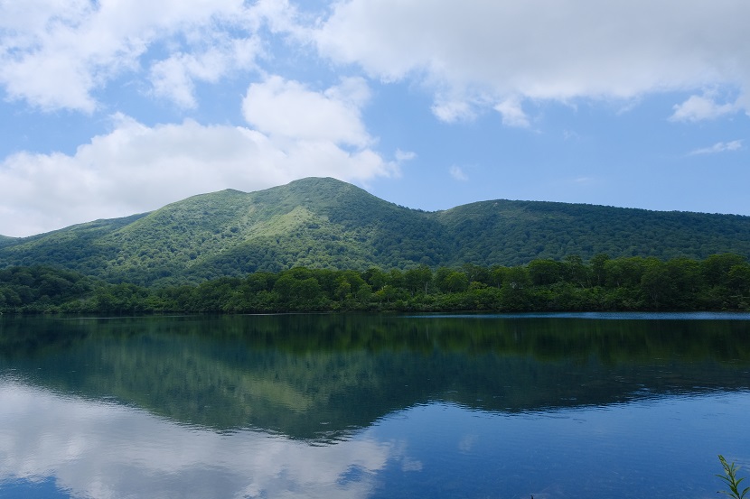 須川湖の夏の風景写真