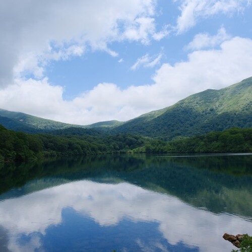 須川湖の夏の風景写真