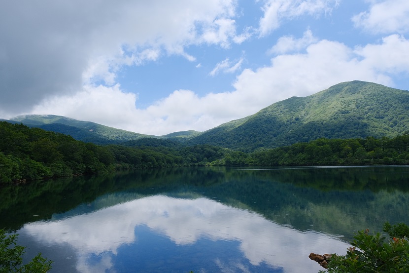 須川湖の夏の風景写真