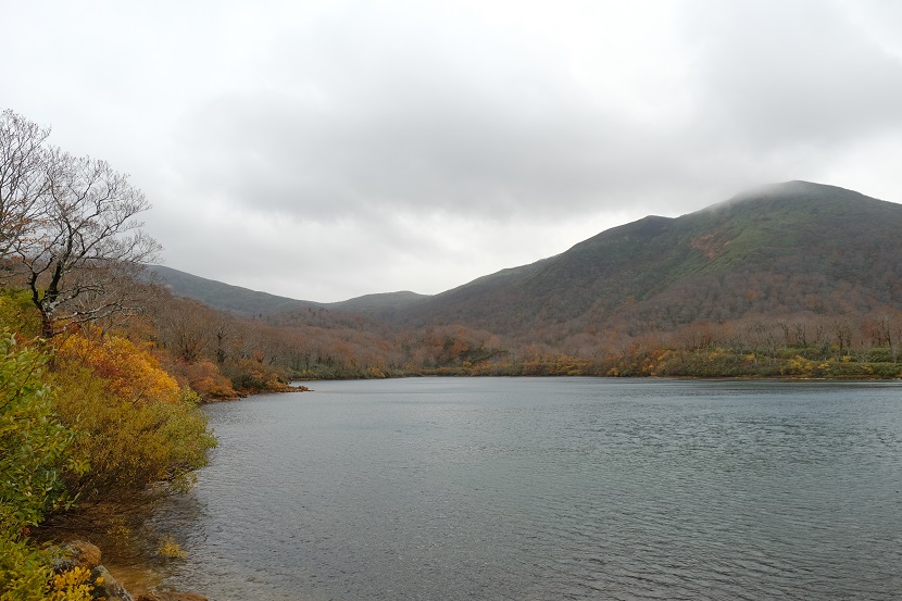 栗駒山須川湖の紅葉の写真