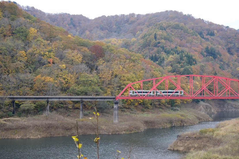 錦秋湖の秋の紅葉の写真電車