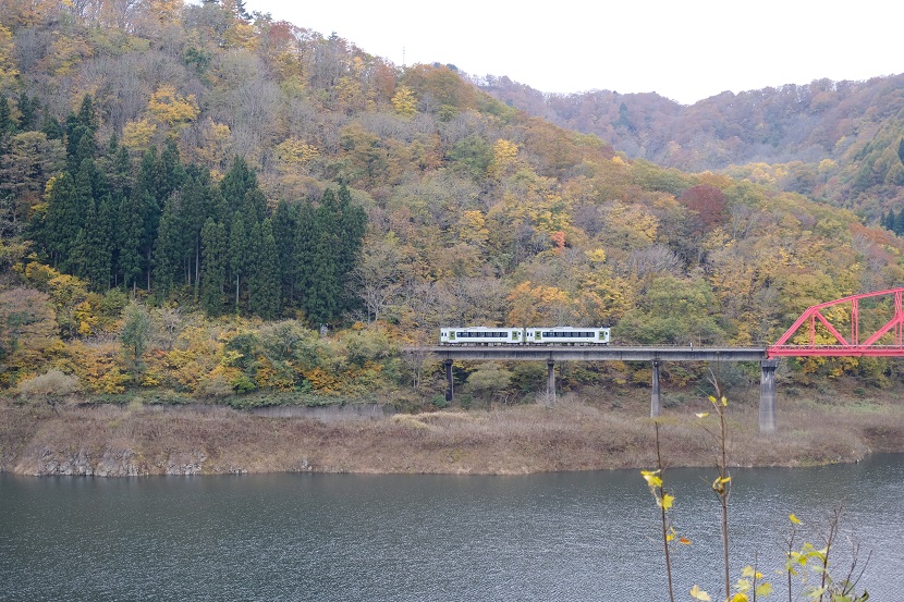 錦秋湖の秋の紅葉の写真電車