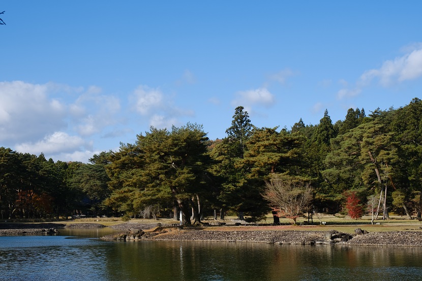 世界遺産奥州平泉毛越寺の紅葉の写真