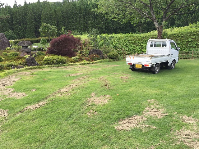 芝の目土・川砂を入れてる写真