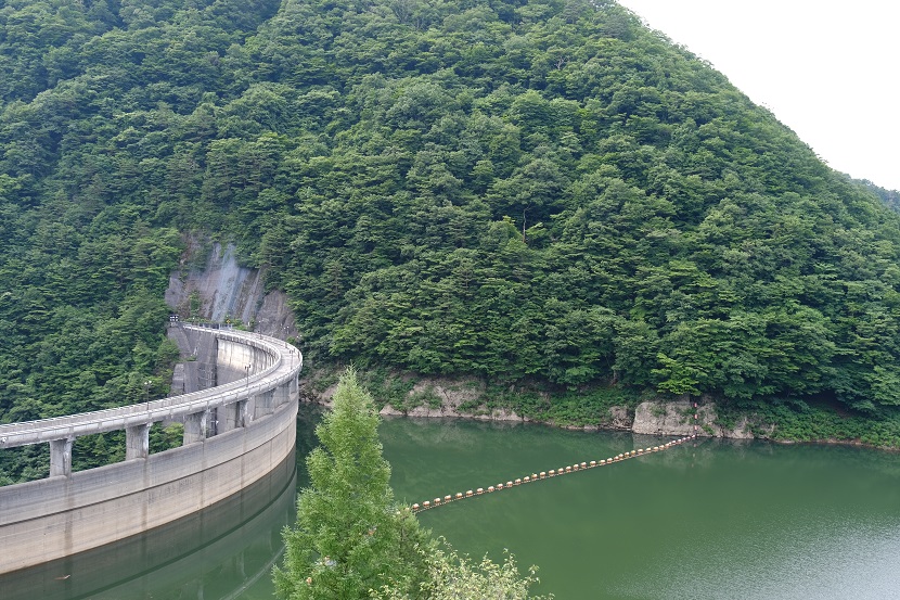 鳴子ダムの夏の風景写真