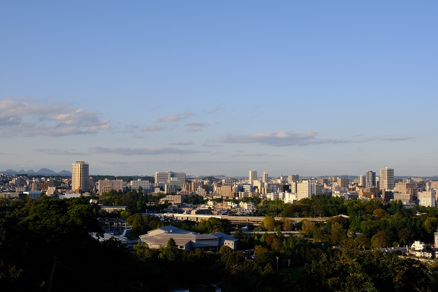 仙台城址公園の日中の風景写真