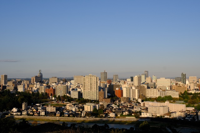 仙台城址公園の日中の風景写真