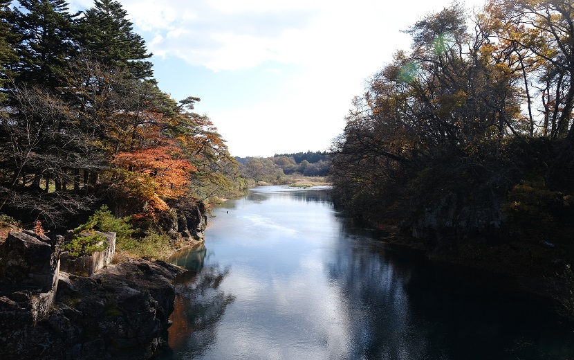 厳美渓の11月の紅葉の風景写真