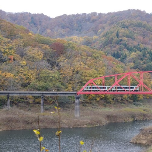 鉄橋を走る電車の写真