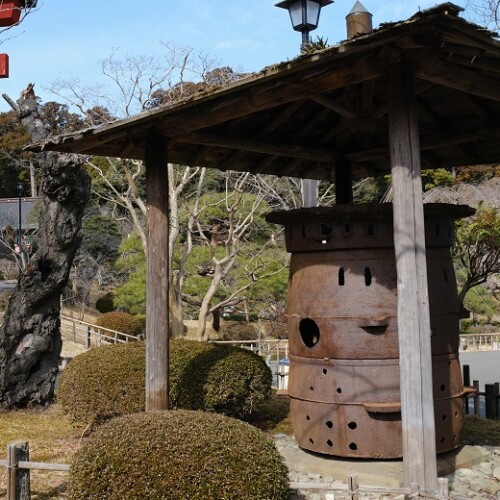 塩釜の地の由来になった塩の窯の写真