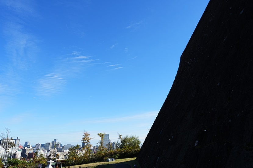 仙台城跡の巨大な石垣の風景写真