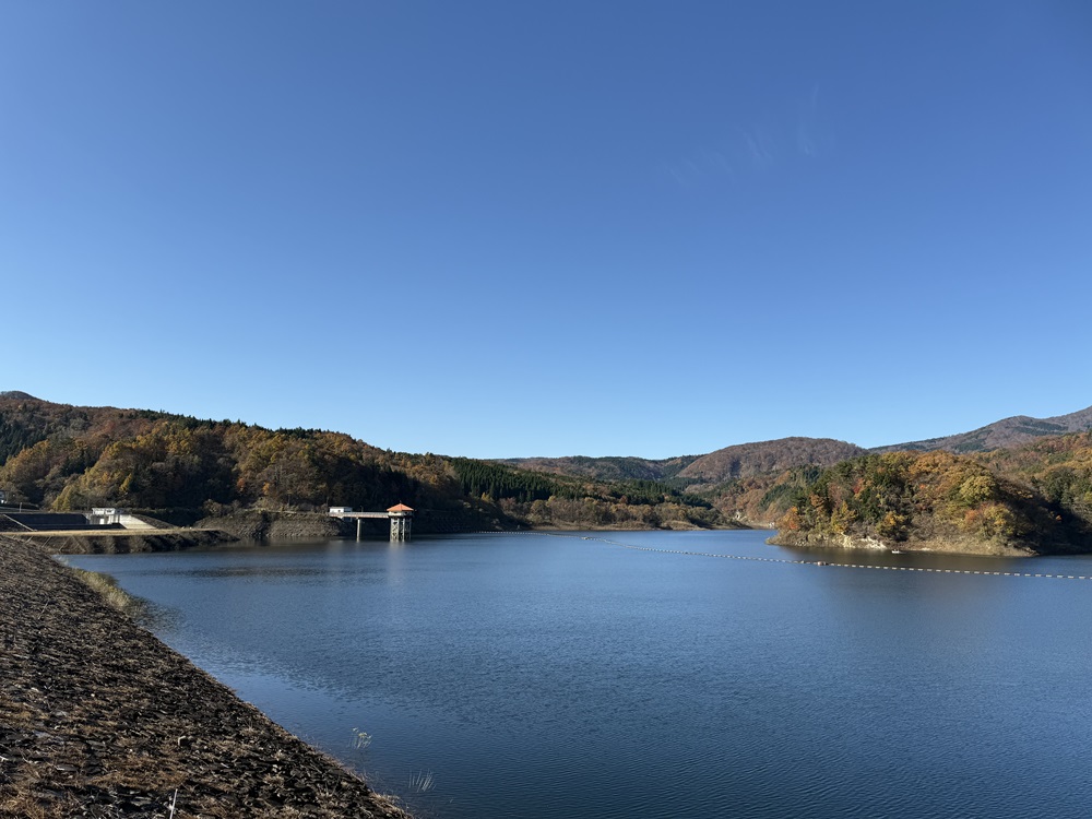 荒砥沢ダムの晩秋の風景