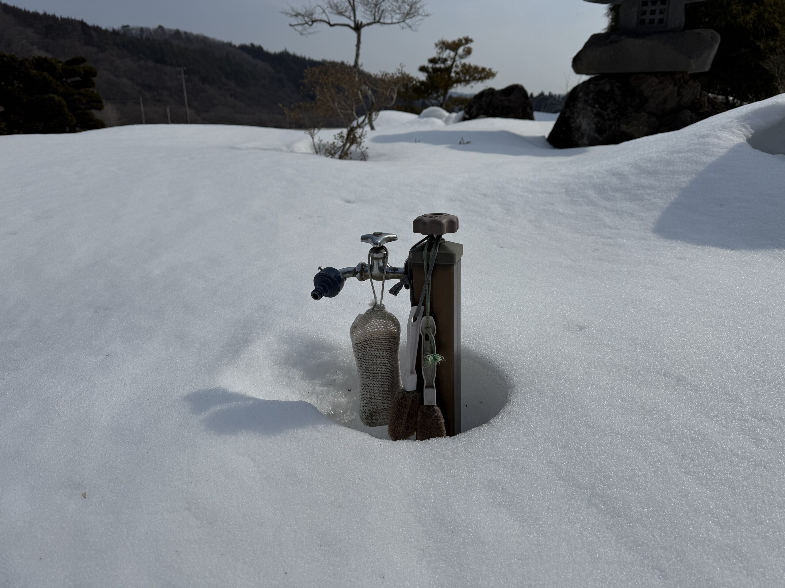 冬の外の水道の凍りそうな風景